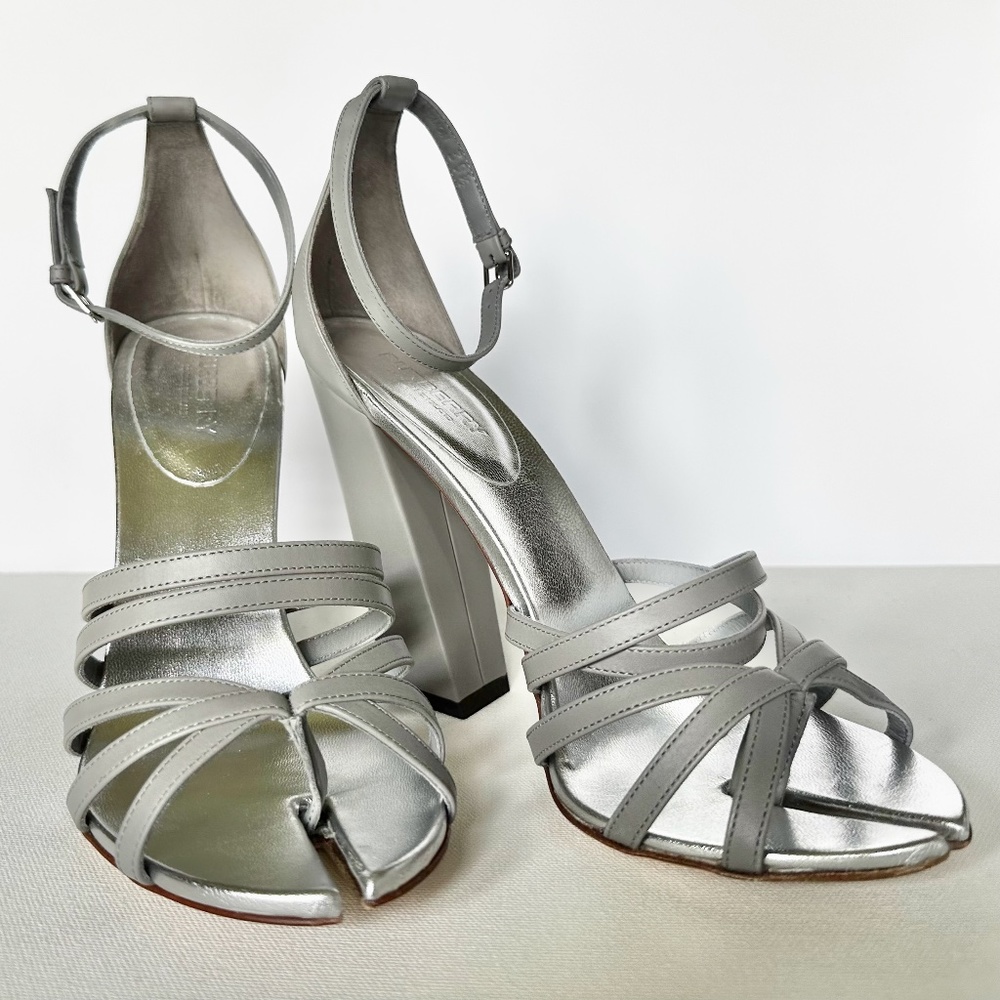 Authentic Burberry Split-toe Leather Thong Sandals ***size: EU 39.5 *** MSR…